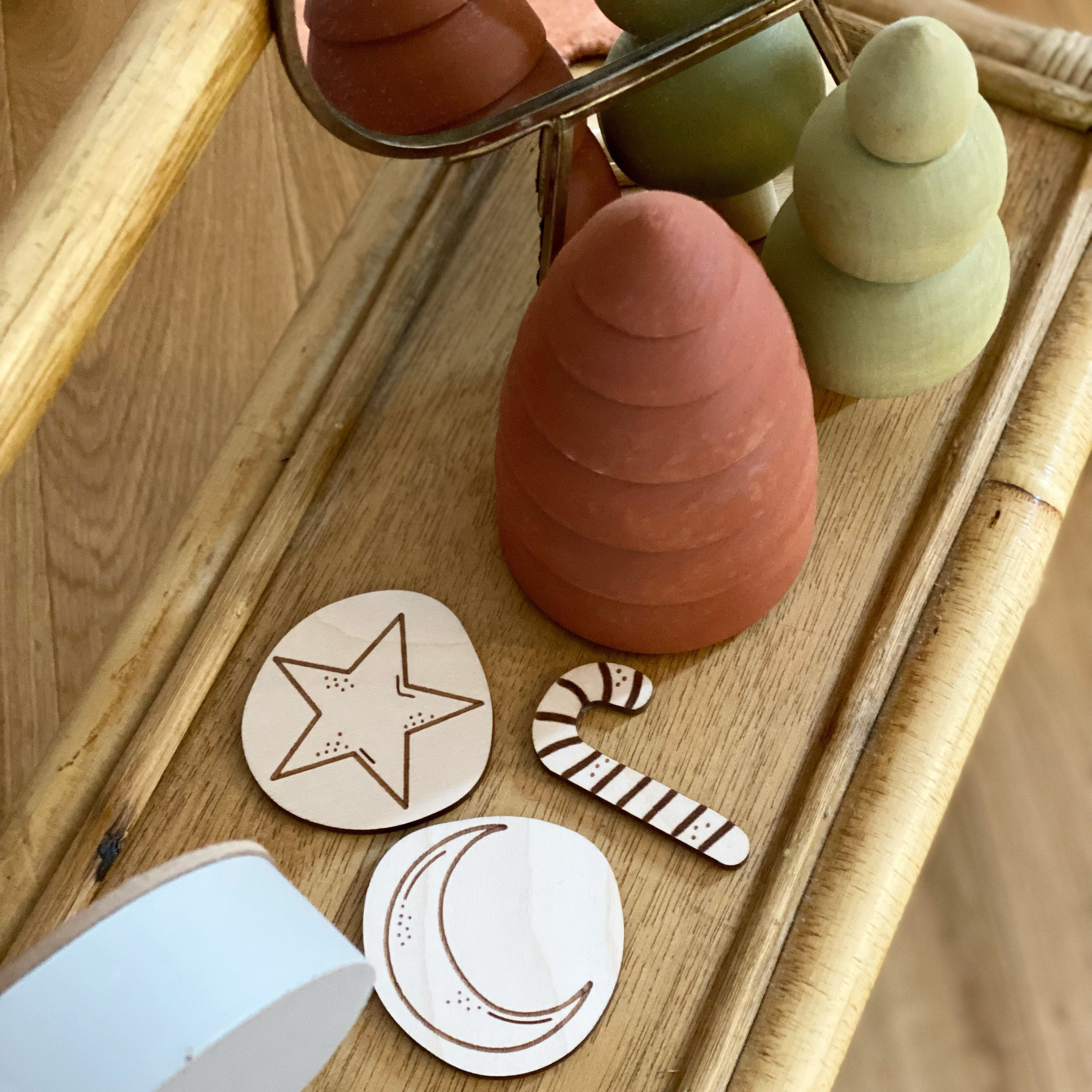 Lot de formes en bois à accrocher (trou + ficelle) personnalisable
